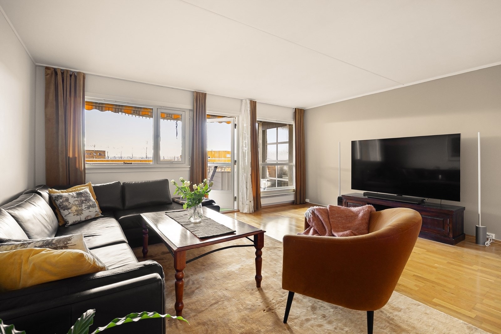 Fra stuen er det utgang til en vestvendt balkong på ca. 13 m² Galleribilde