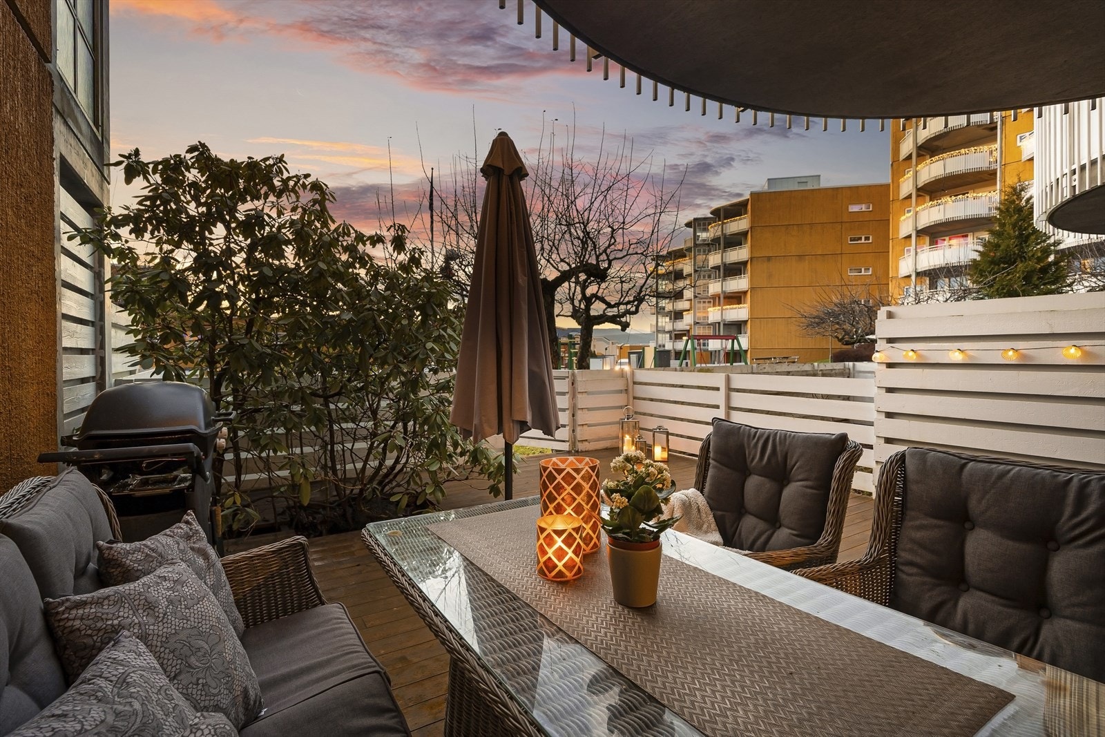 Fra soverommet er det utgang til nydelig markterrasse på ca. 35 m². Galleribilde