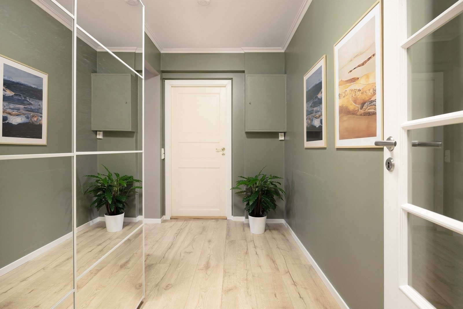 Du ønskes velkommen inn i en romslig entré. Galleribilde