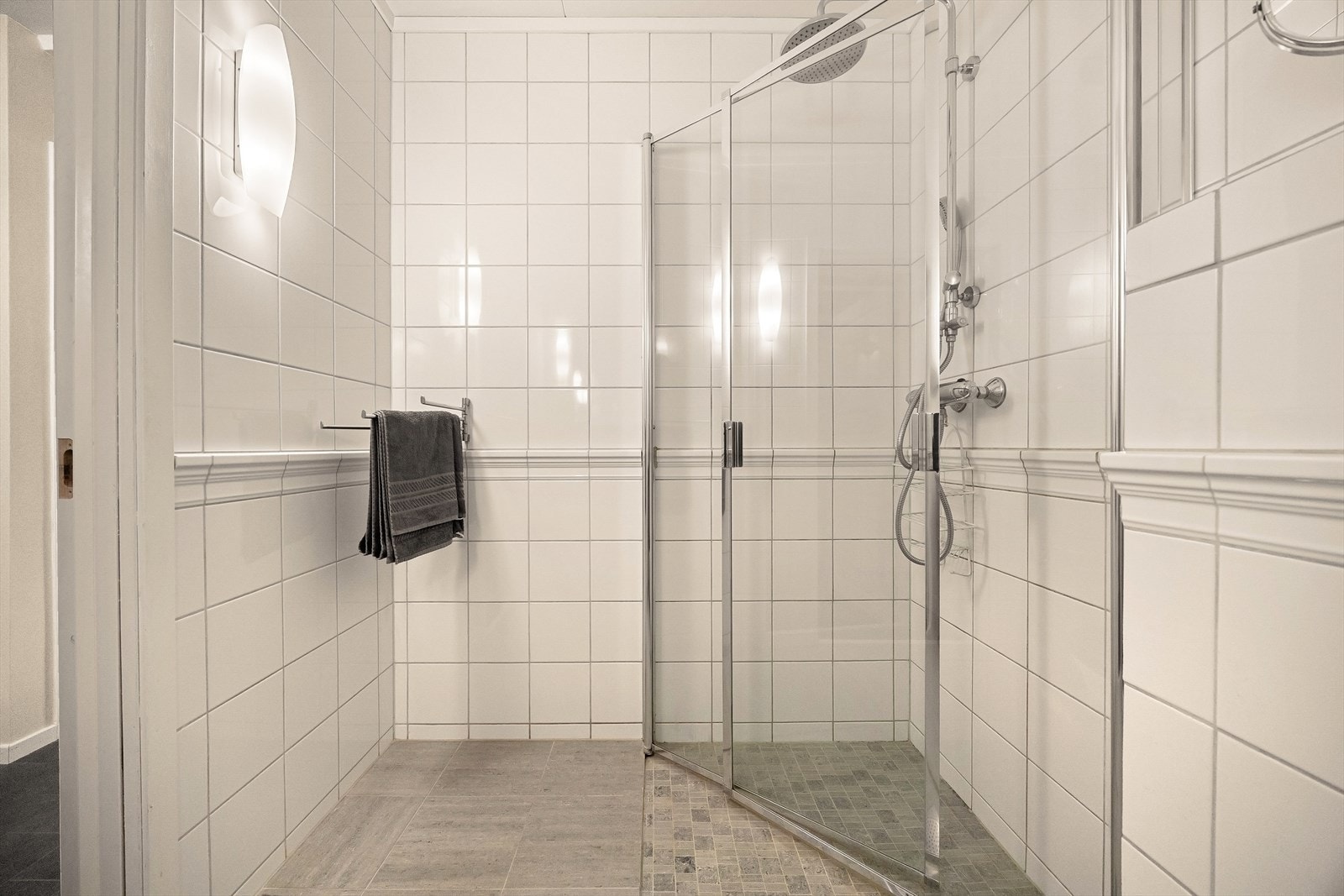 Innredningen består av servantskap med ett-greps blandebatteri, veggspeil, vegghengt toalett med innebygget sisterne samt avskjermet dusjhjørne med glass, blandebatteri og dusjgarnityr. Galleribilde