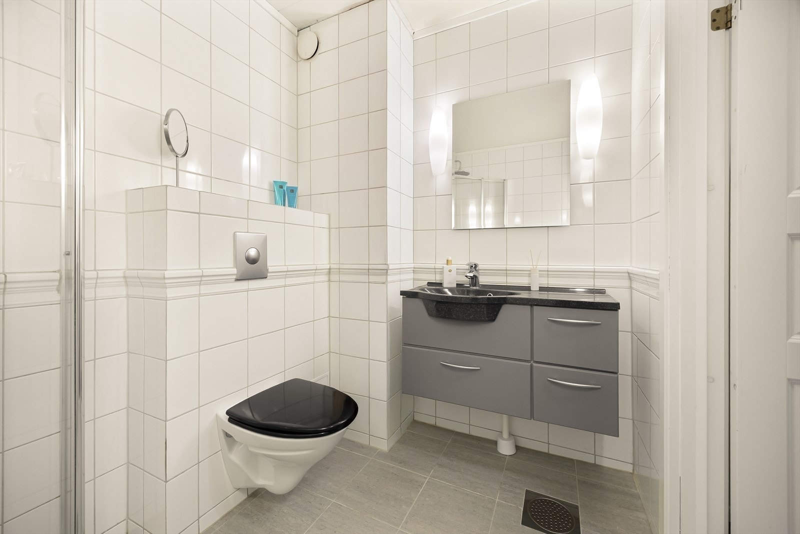 Badet ligger i underetasjen og fremstår som praktisk og velfungerende med en grei standard. Det har tidligere vært en forsikringsskade som er utbedret i ettertid, og avvik fra bildene kan derfor forekomme. Galleribilde