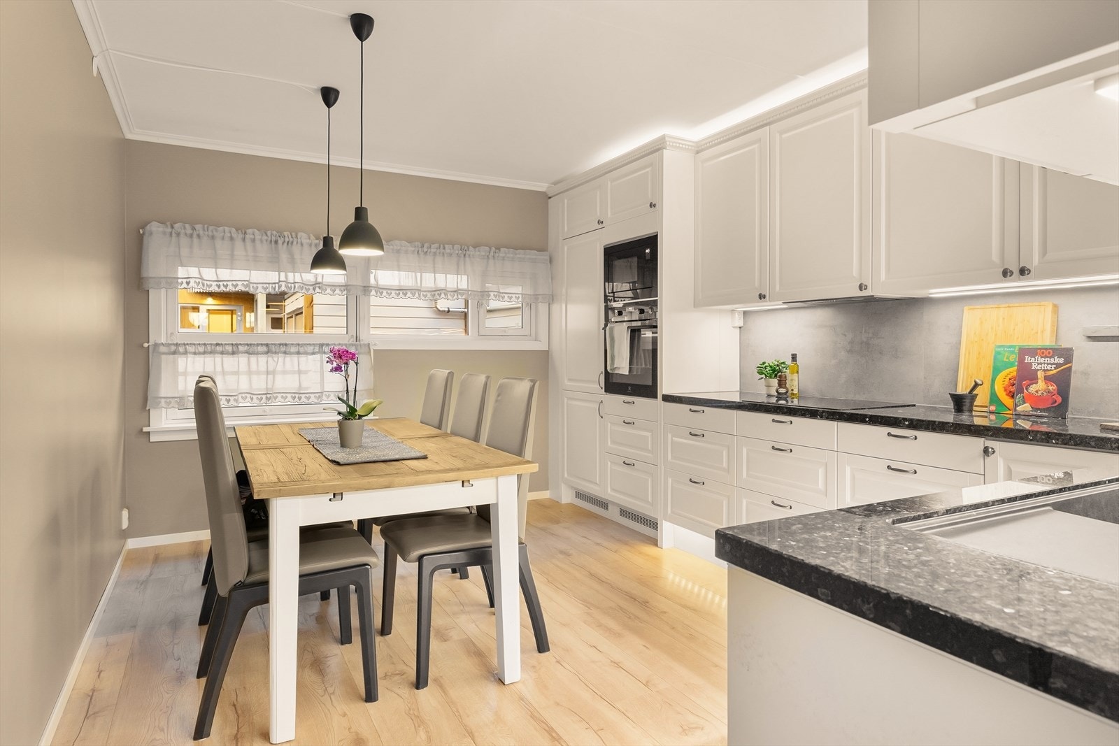 Kjøkkenet har stilrene fronter og gode skap- og benkeplass. Galleribilde