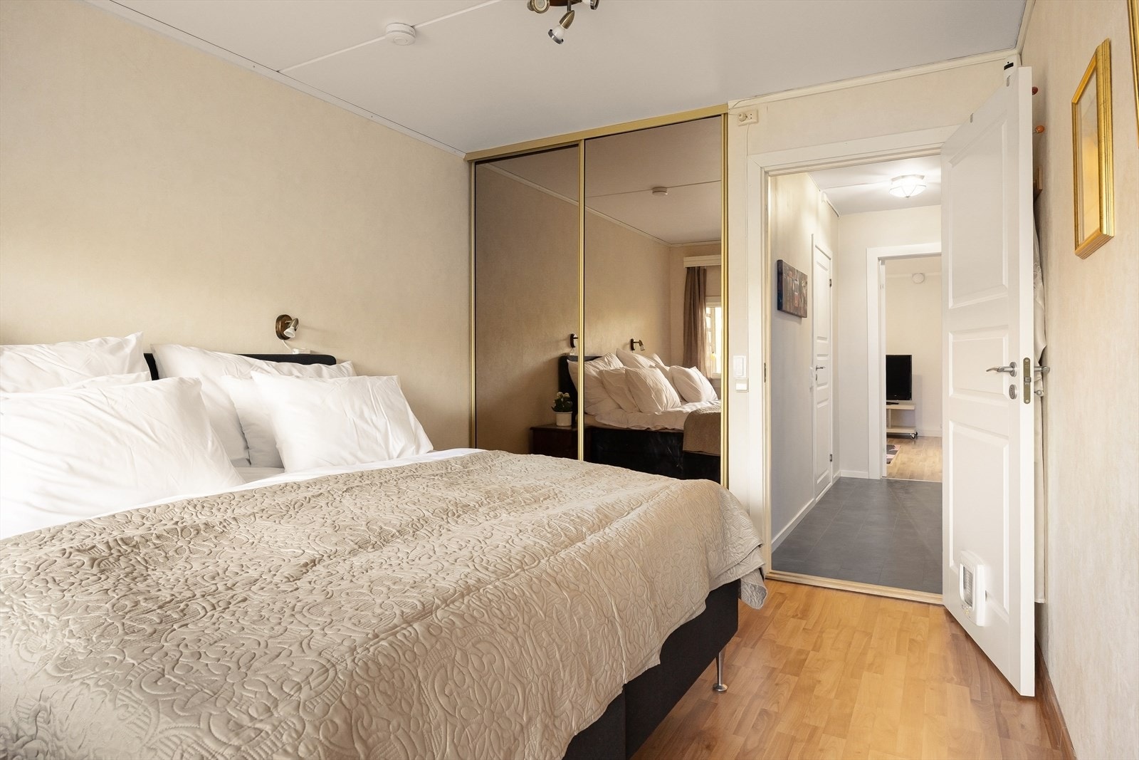 Speilgarderober gir rommet dybde og rikelig oppbevaringsplass. Galleribilde