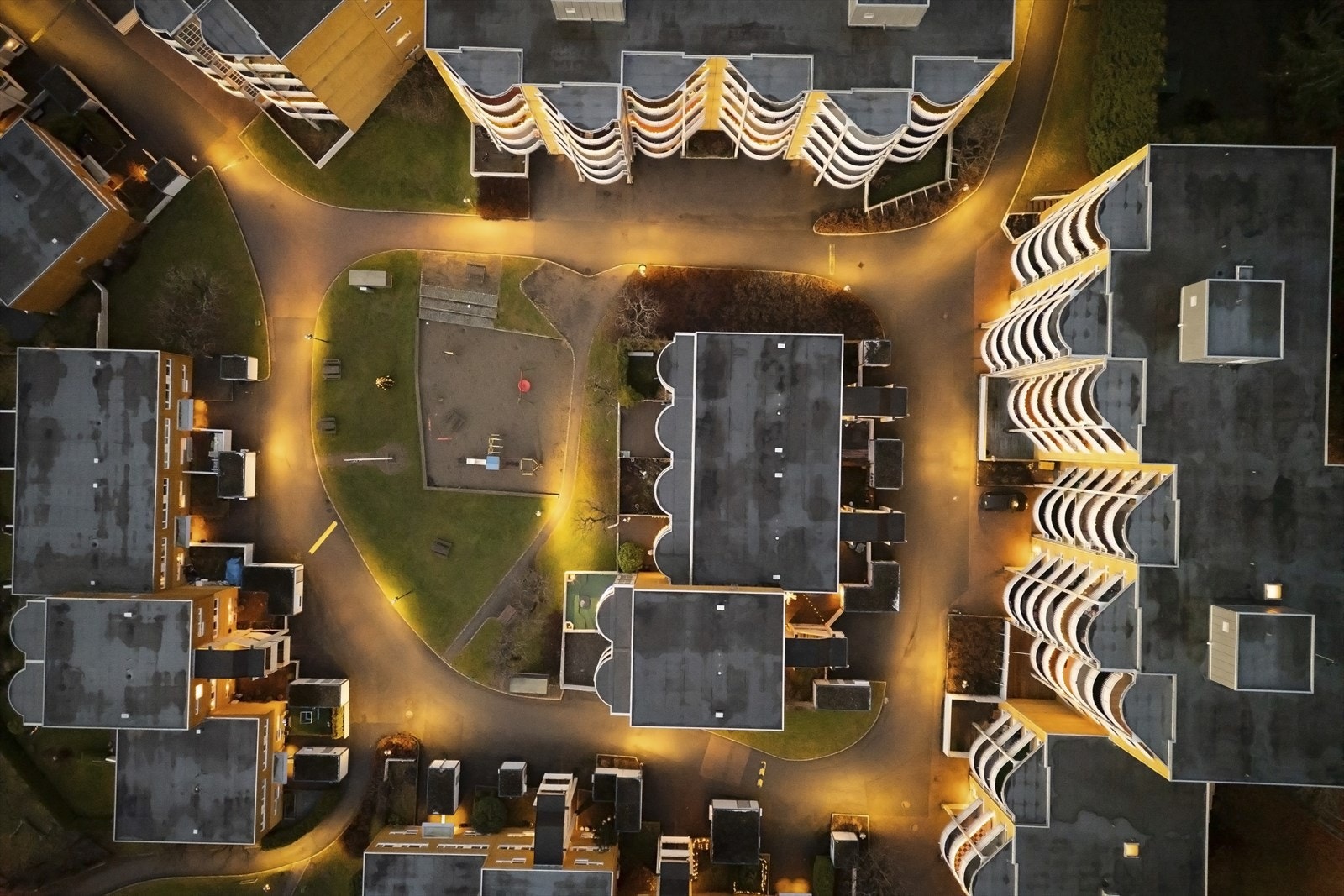 Oversiktsbilde av borettslaget med luftige mellomrom mellom byggene. Galleribilde