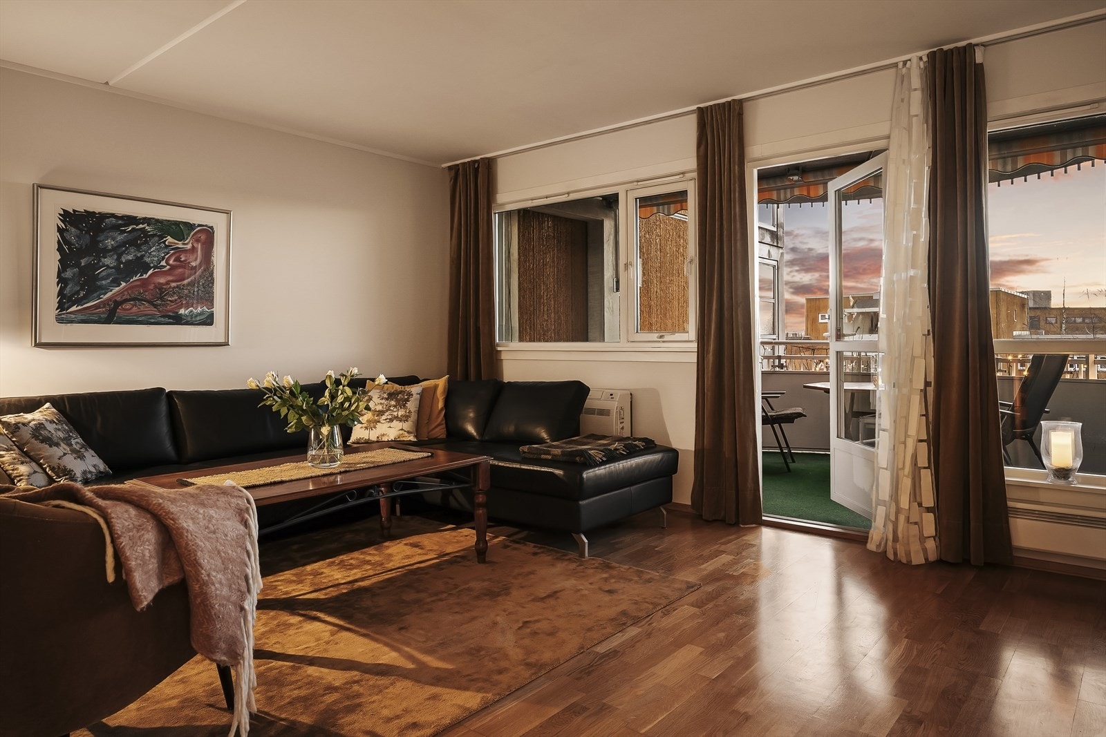 Stuen har en behagelig atmosfære med store vindusflater som slipper inn rikelig med naturlig lys og gir rommet en luftig og åpen følelse. Galleribilde