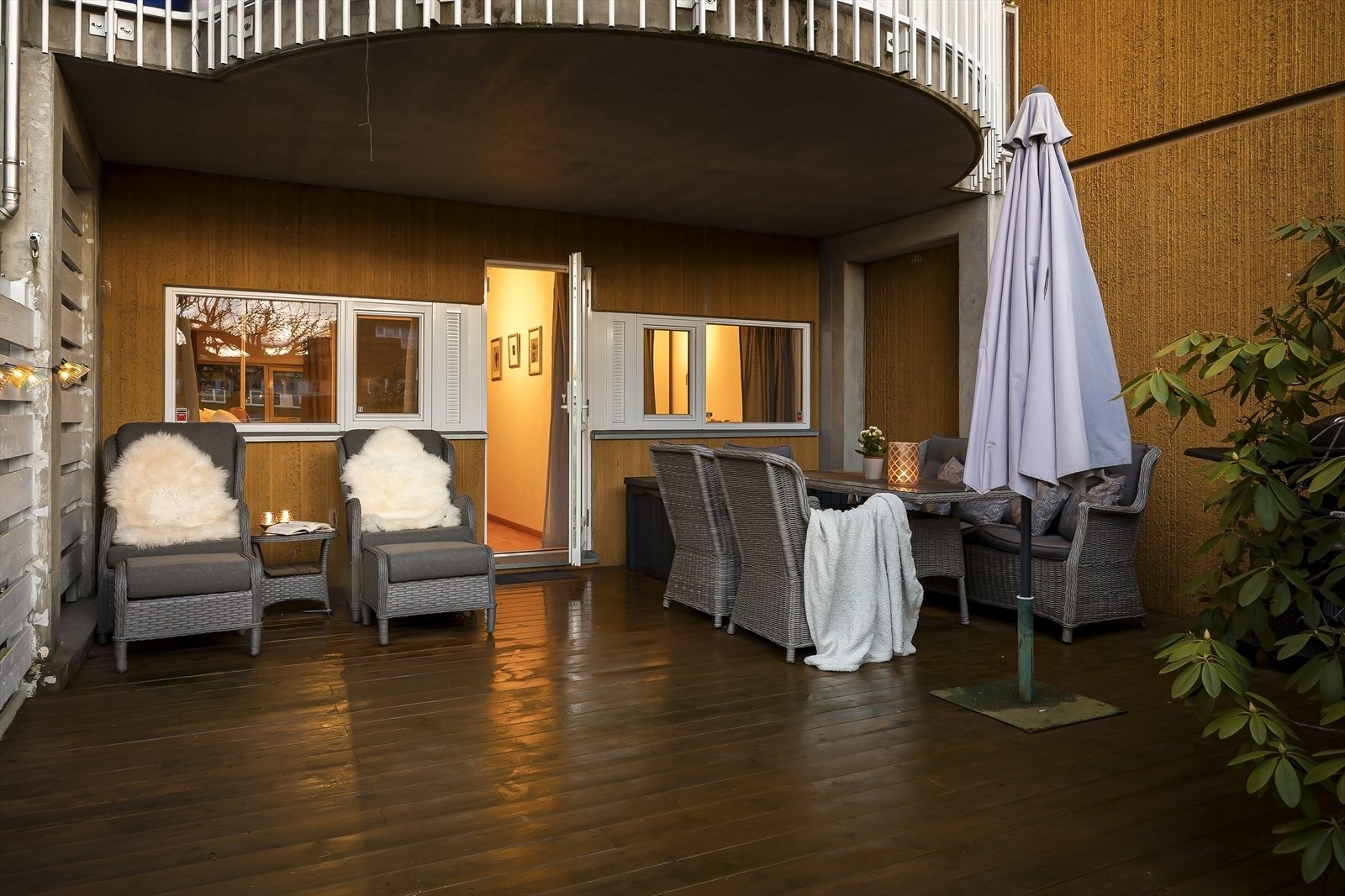 Her er det plass til spisebord og stoler- et fint sted å nyte varme sommerdager. Galleribilde