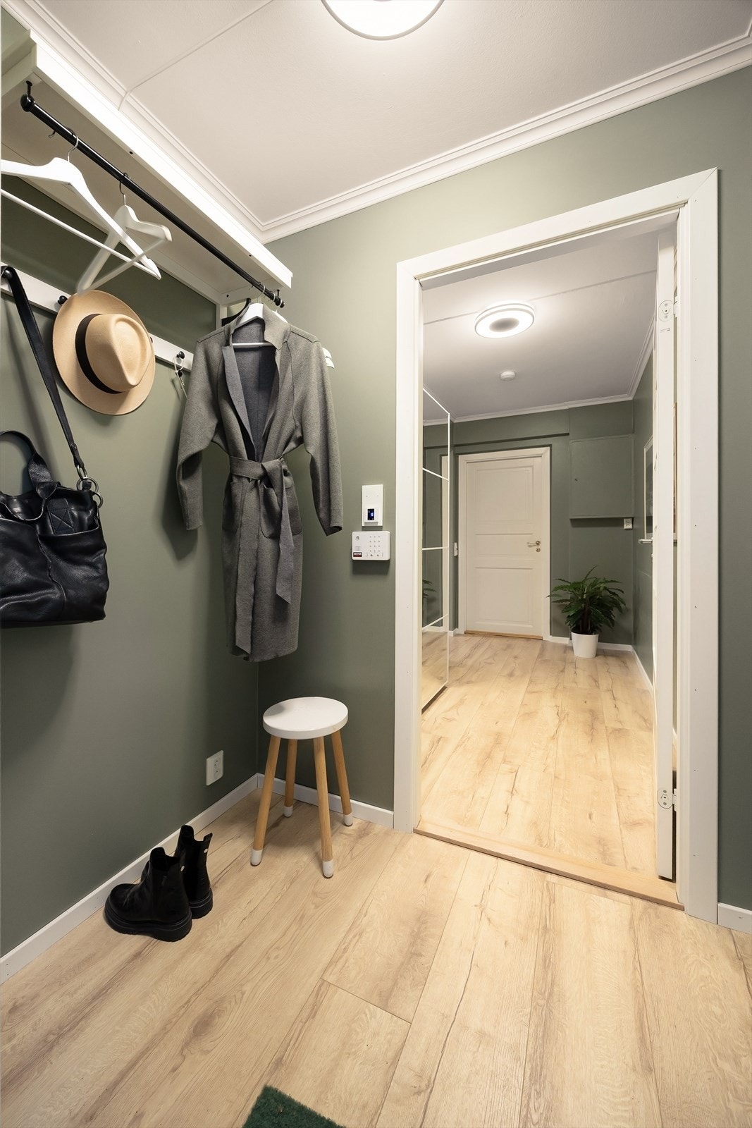 Her er det god plass til å sette fra seg sko og henge av yttertøy Galleribilde