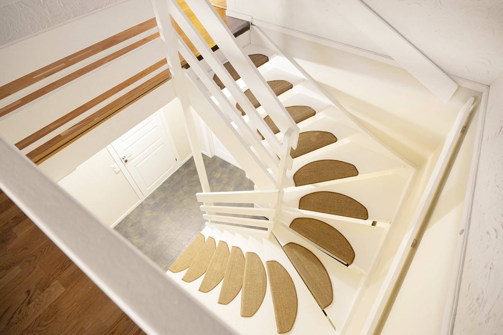 Trappeløp med lyse overflater og god romfølelse Galleribilde