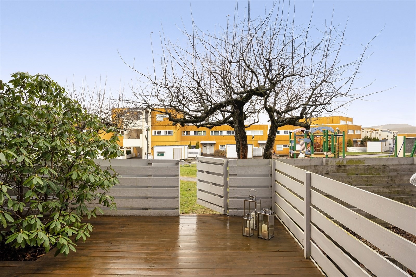 Romslig markterrasse som gir ekstra oppholdsrom utendørs. Galleribilde