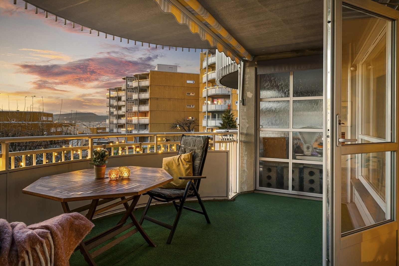Balkongen kan brukes store deler av året og byr på både ro, utsyn og gode solforhold. Galleribilde