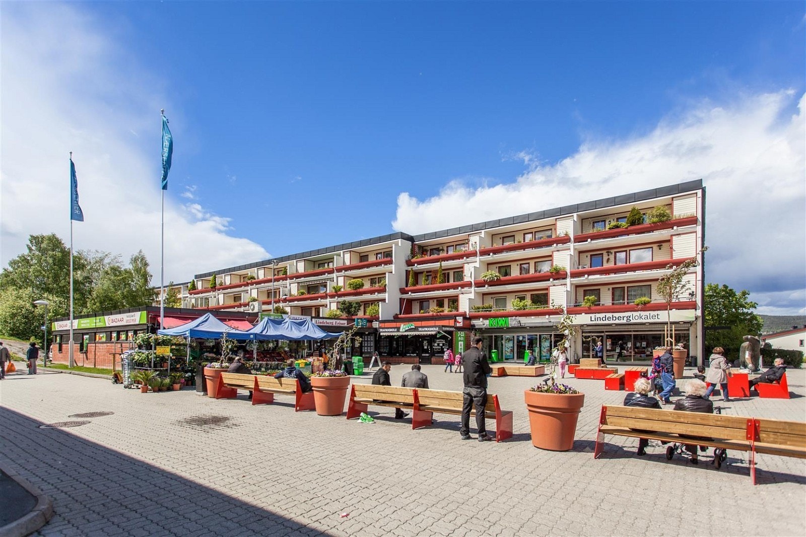 Lindeberg Senter ligger i Jerikoveien og er et lokalt kjøpesenter med et variert utvalg av butikker og tjenester. Galleribilde