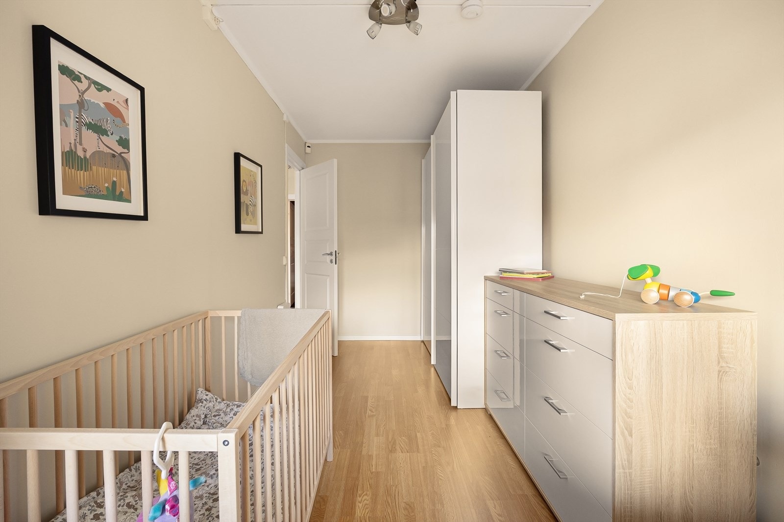 Soverom 2 er av god størrelse og har plass til enkeltseng, nattbord og ekstra møblering Galleribilde