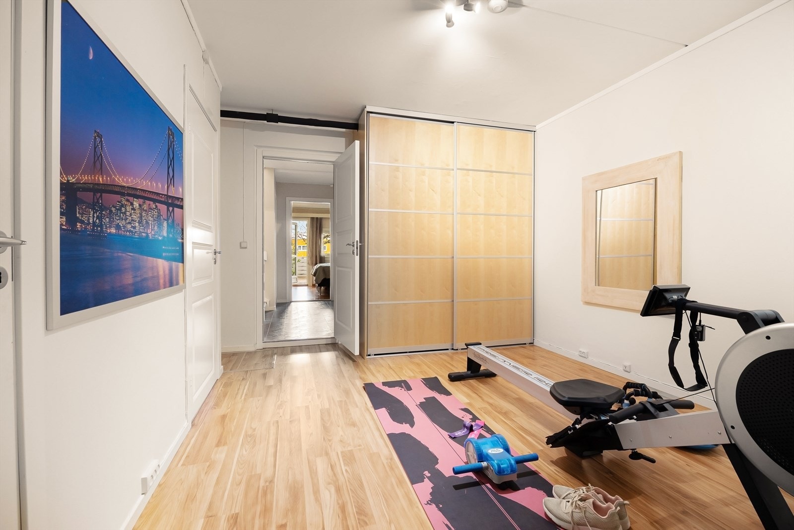 Rommet egner seg godt som treningsrom, hjemmekontor, hobbyrom eller som ekstra oppbevaringsplass, og bidrar til økt funksjonalitet i boligen. Galleribilde