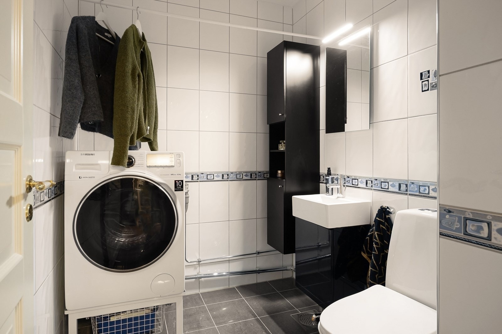 Romslig og funksjonelt WC, opprinnelig fra byggeåret og pusset opp i 2009. Galleribilde