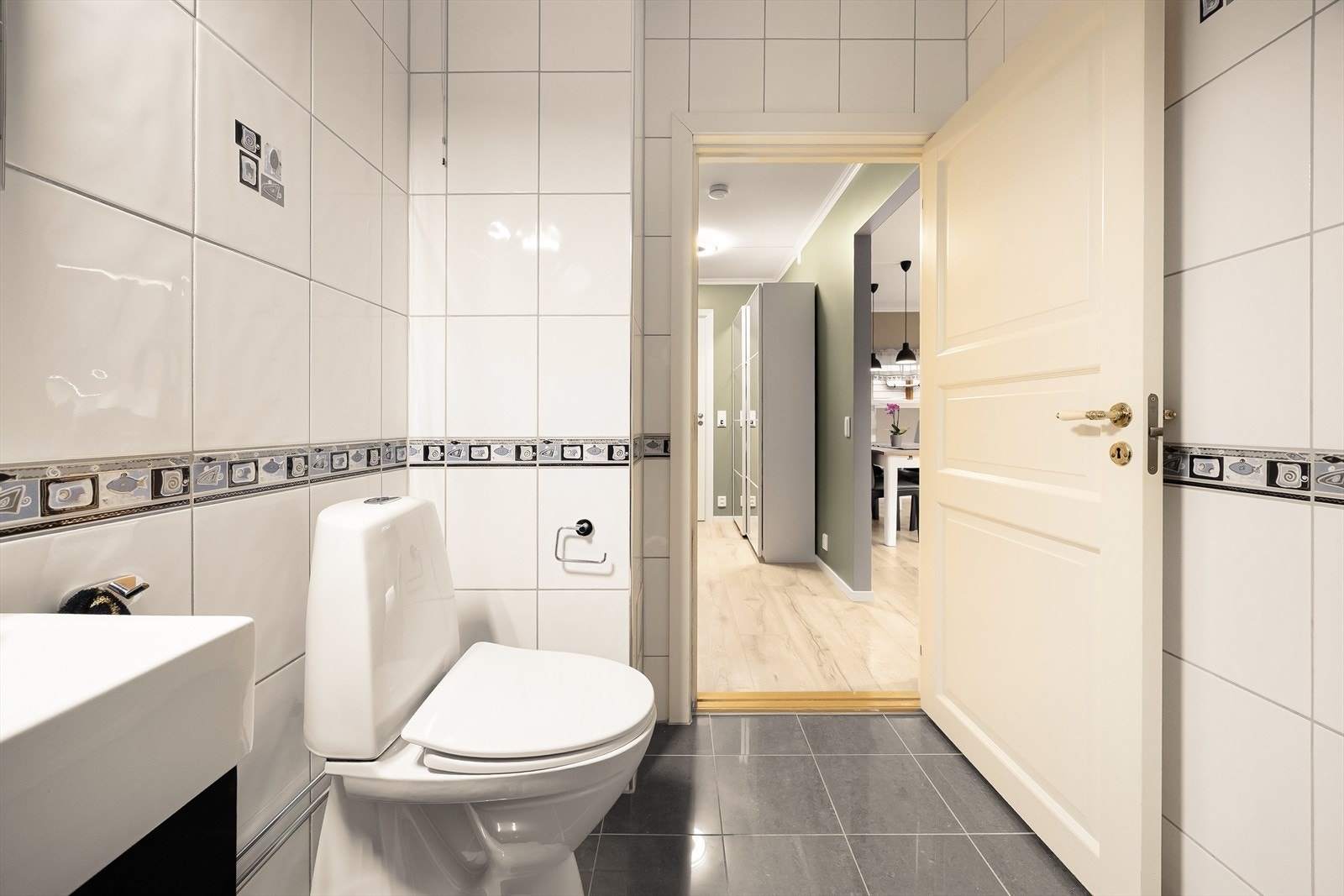 Det er innredet med servantskap med ett-greps blandebatteri, speil med lys, høyskap og gulvstående toalett, samt opplegg for vaskemaskin. Galleribilde