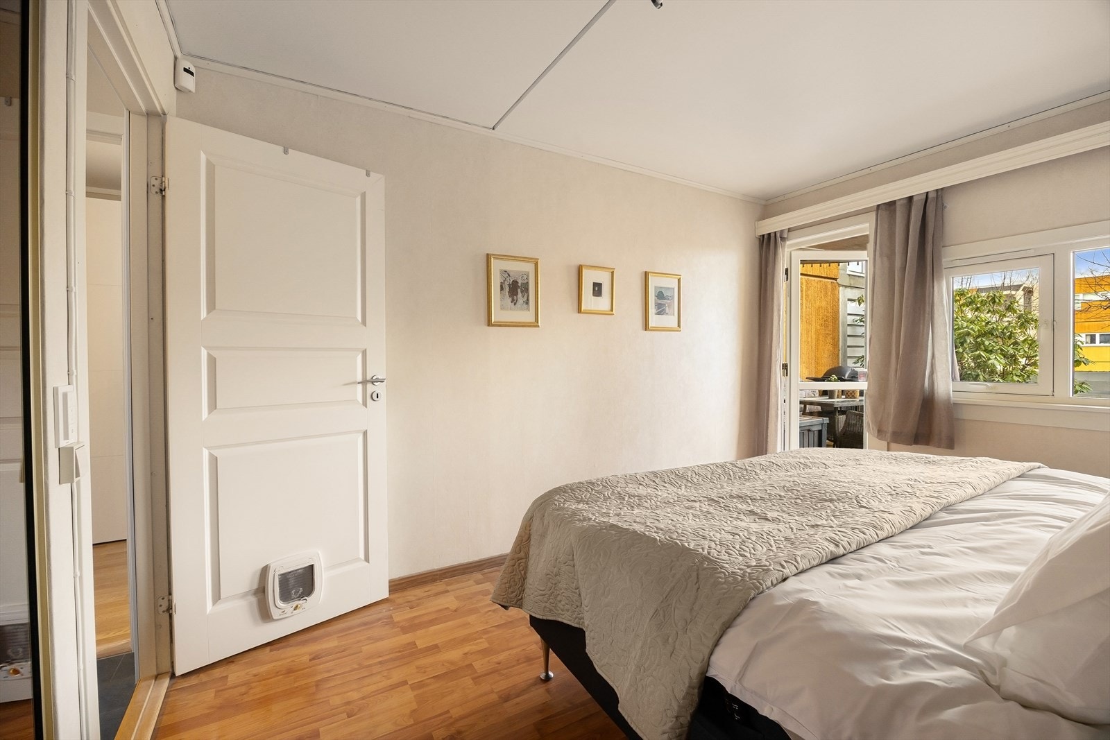 Her er det god plass til både seng, sittegruppe og andre møblering. Galleribilde