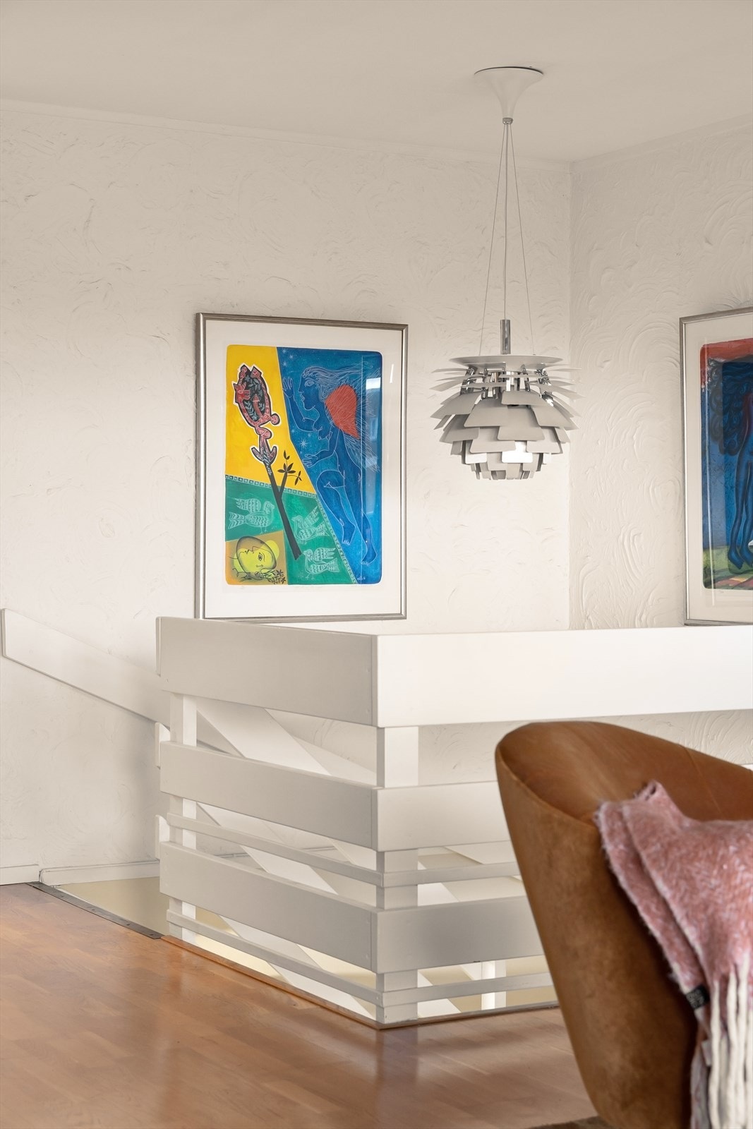 Flislagt gulv og praktisk løsning med adkomst mellom etasjene. Galleribilde