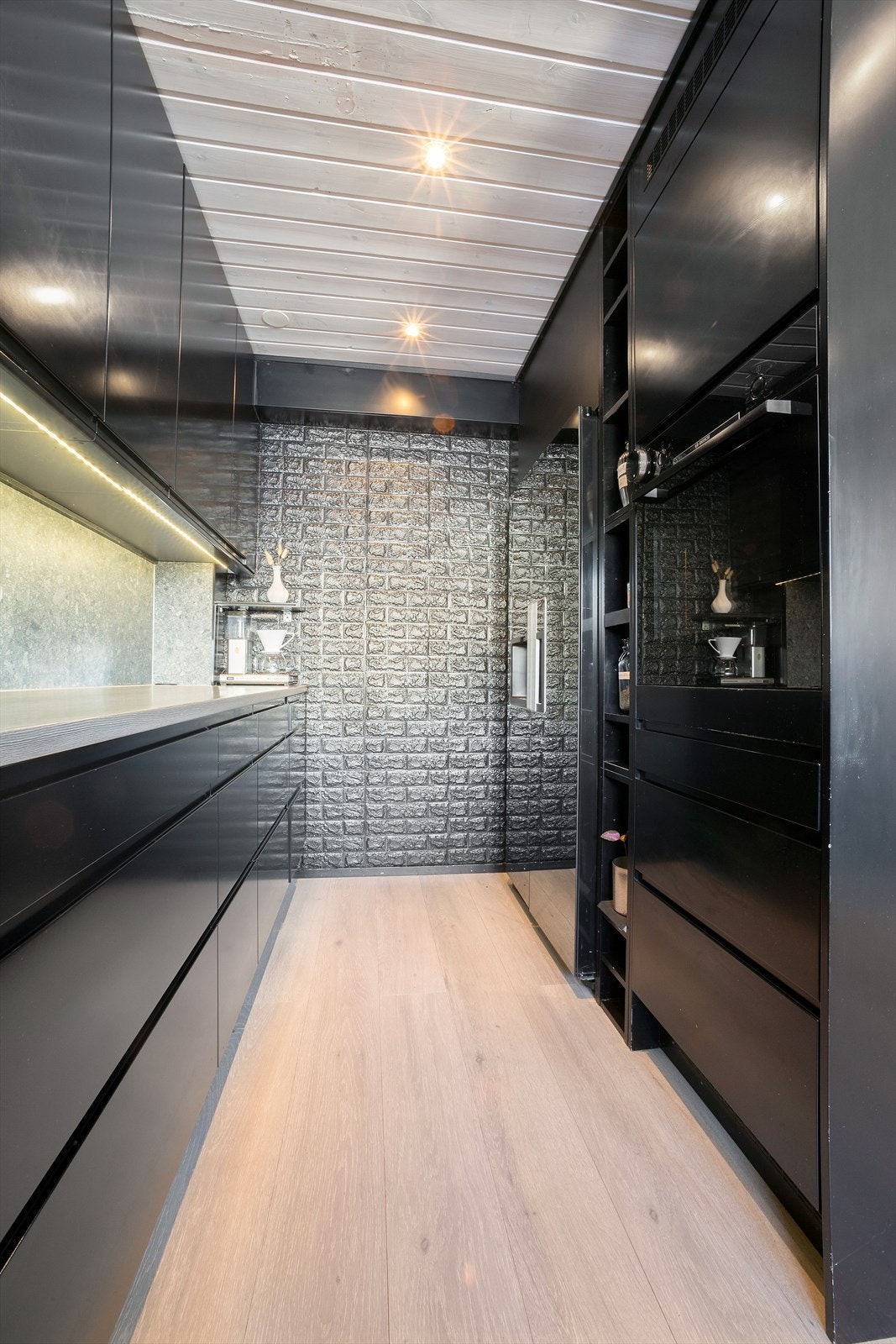 Komfyr og platetopp følger med salget. Kjøleskap og oppvaskmaskin kan følge med, mot betaling Galleribilde