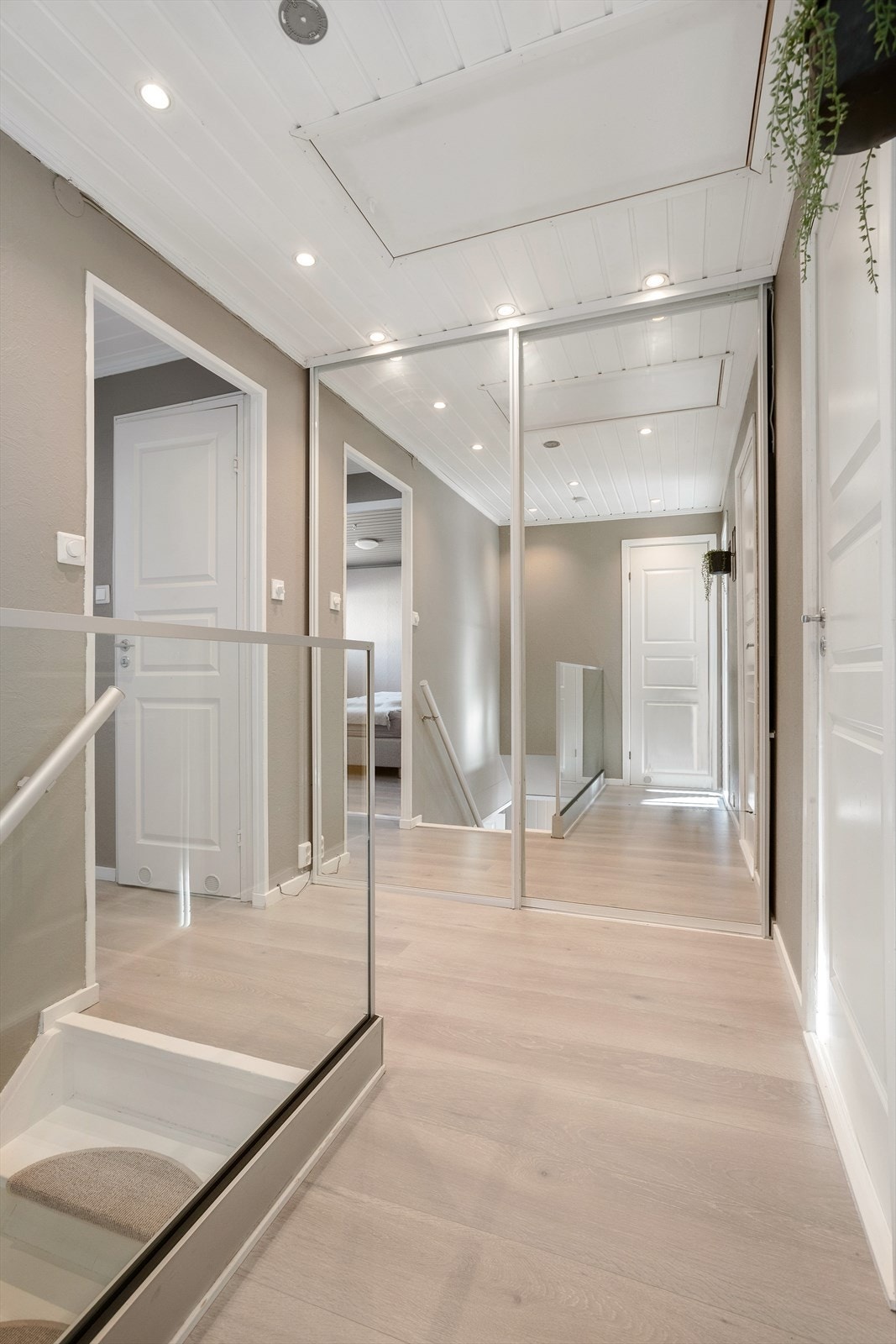 I 2. etasje møter du en skyvedørsgarderobe med speilfronter og fra gangen er det adkomst til lagringsloft Galleribilde