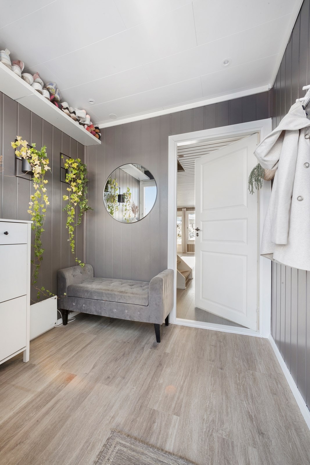 Det er montert knaggrekker for å henge av seg ytterklær, samt praktisk hylle oppunder taket Galleribilde