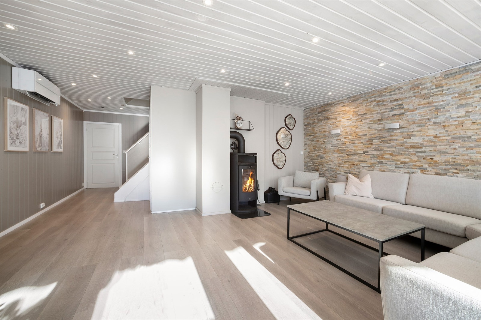 I stuen er det peisovn som avgir god varme, samt luft-luft varmepumpe Galleribilde