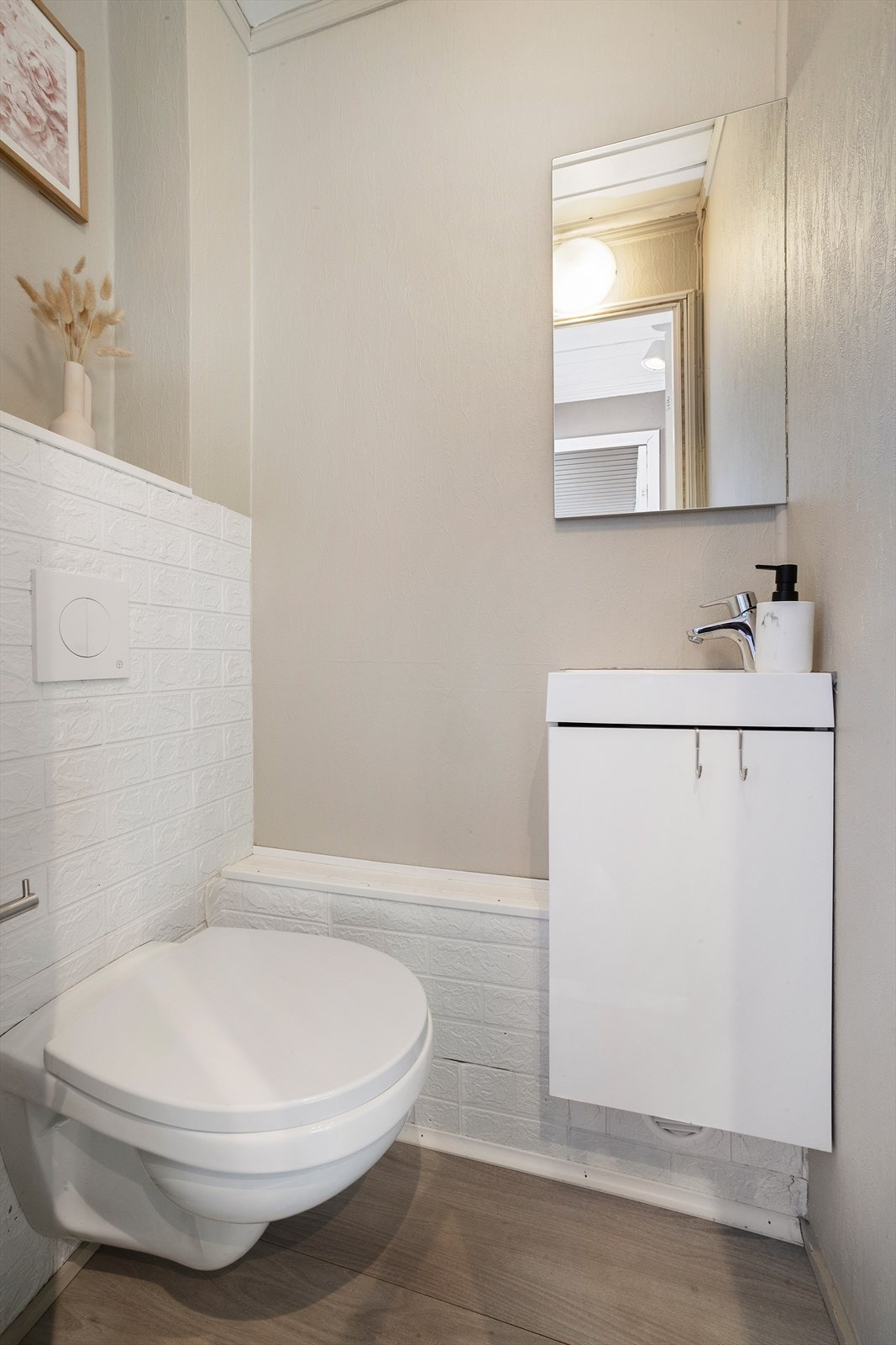 Boligen har et separat toalettrom med mekanisk avtrekksvifte Galleribilde