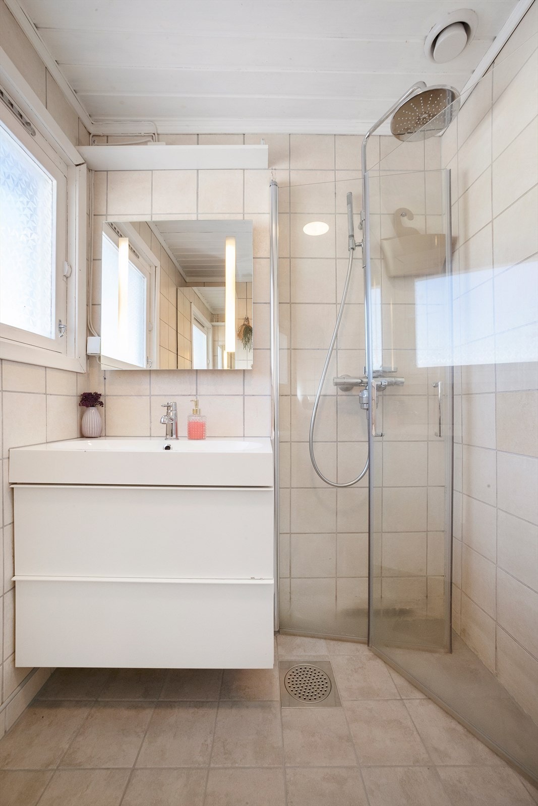 Baderommet er flislagt og har ukjent byggeår, men gulv ble oppgradert i 2025 med nye varmekabler, samt nye fliser Galleribilde