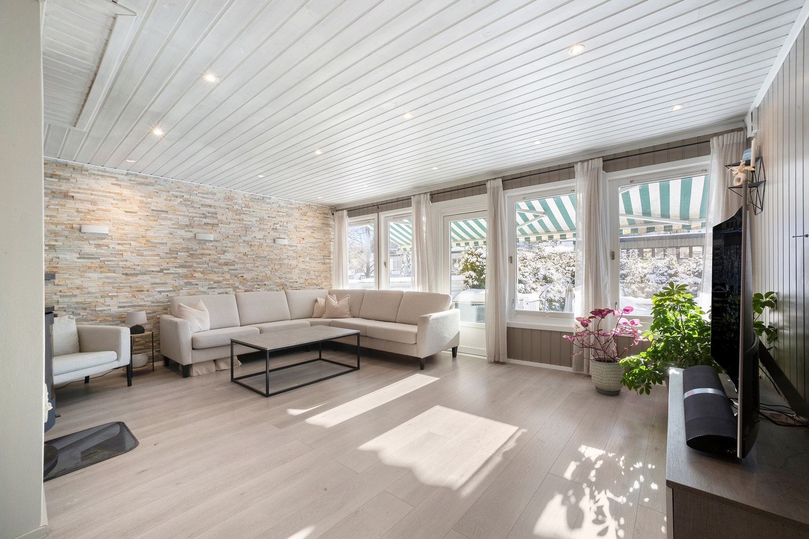 Innbydende enderekkehus over to etasjer, med solrik uteplass og hage Galleribilde