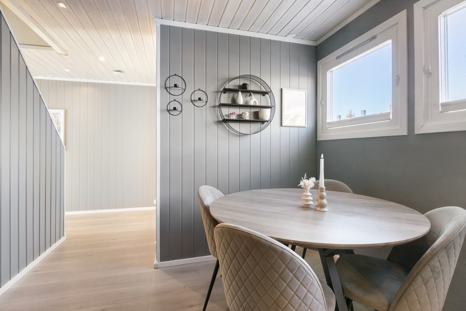 Lys og hyggelig spiseplass ved vinduene Galleribilde