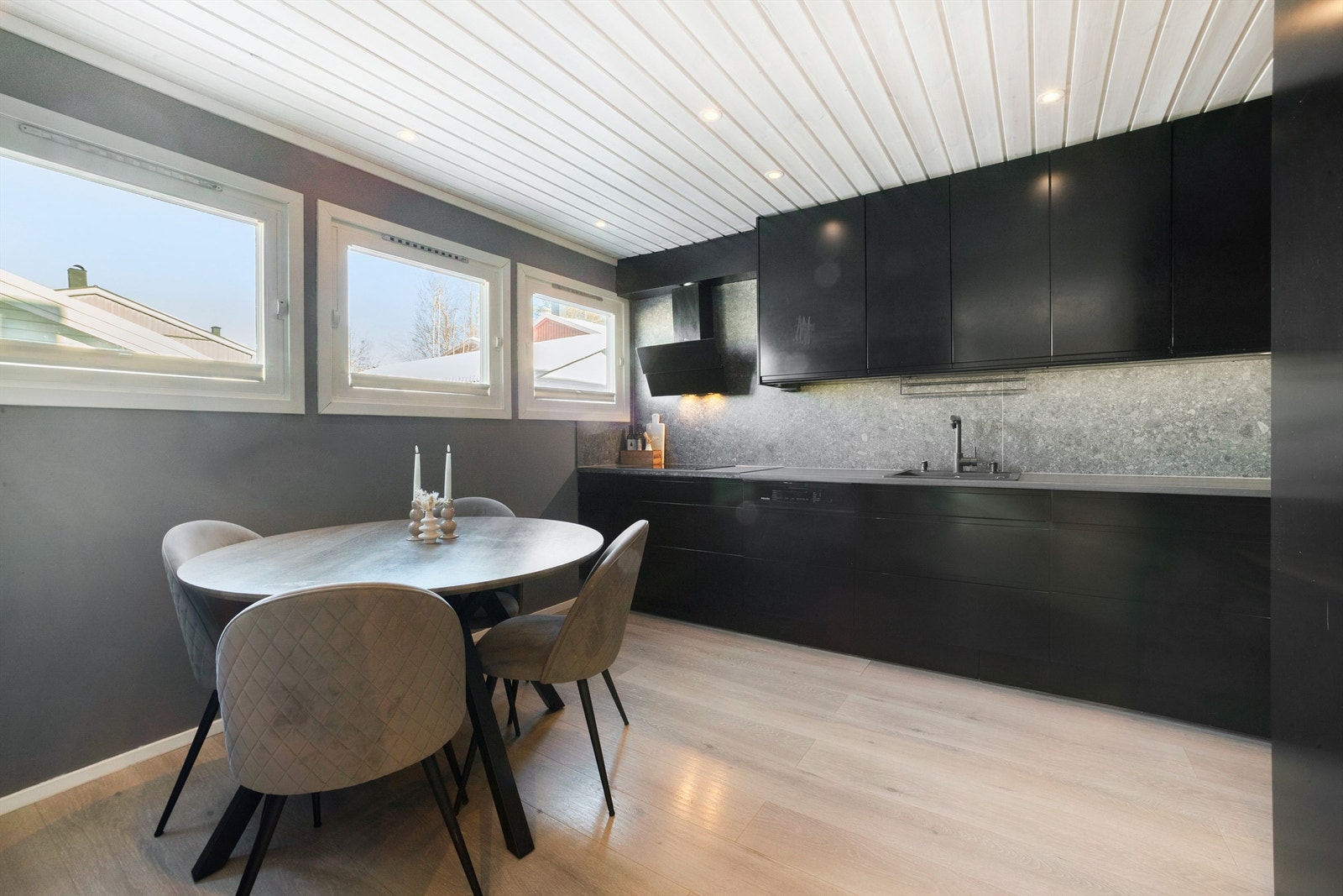 Det er meget godt med skap og skuffer i innredningen og kjøkkenet har plass til frokostbord med stoler Galleribilde