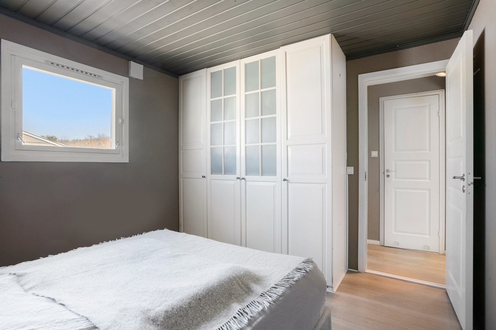 Hovedsoverommet har garderobeskap Galleribilde