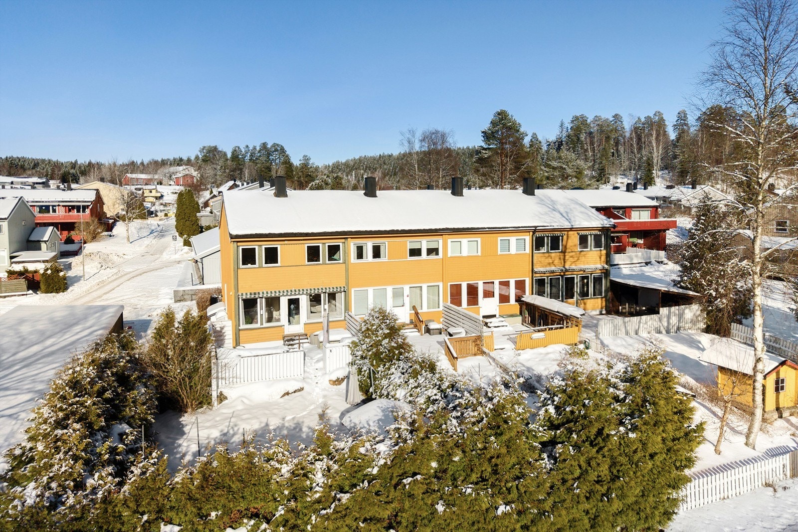 Fra boligen er det kort vei skole, barnehager, offentlig kommunikasjon og servicetilbud Galleribilde