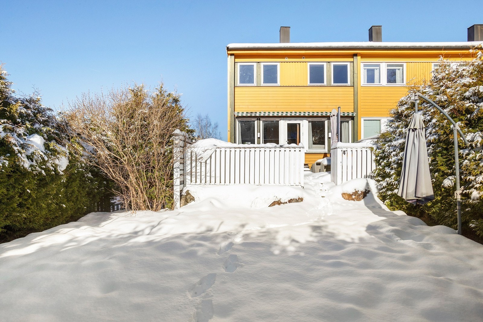 I hagen er det plass til trampoline om sommeren Galleribilde