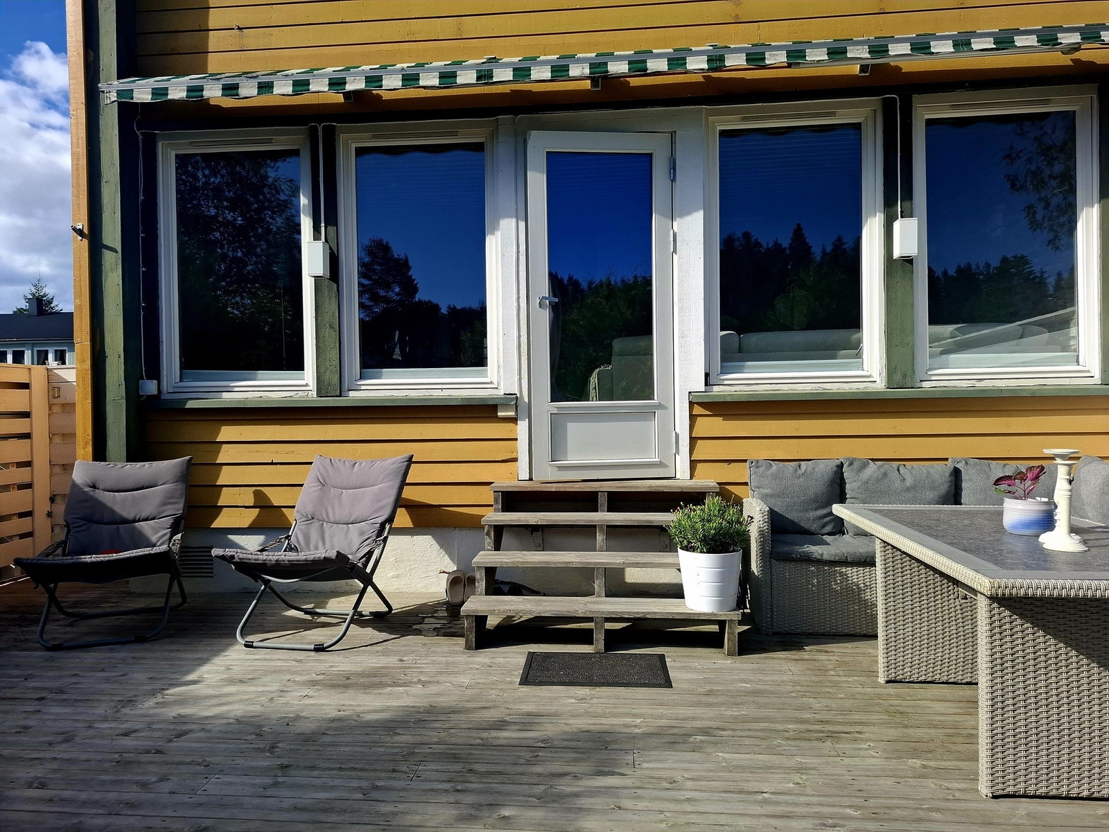 Sommerbilde av terrassen (privat bilde) Galleribilde