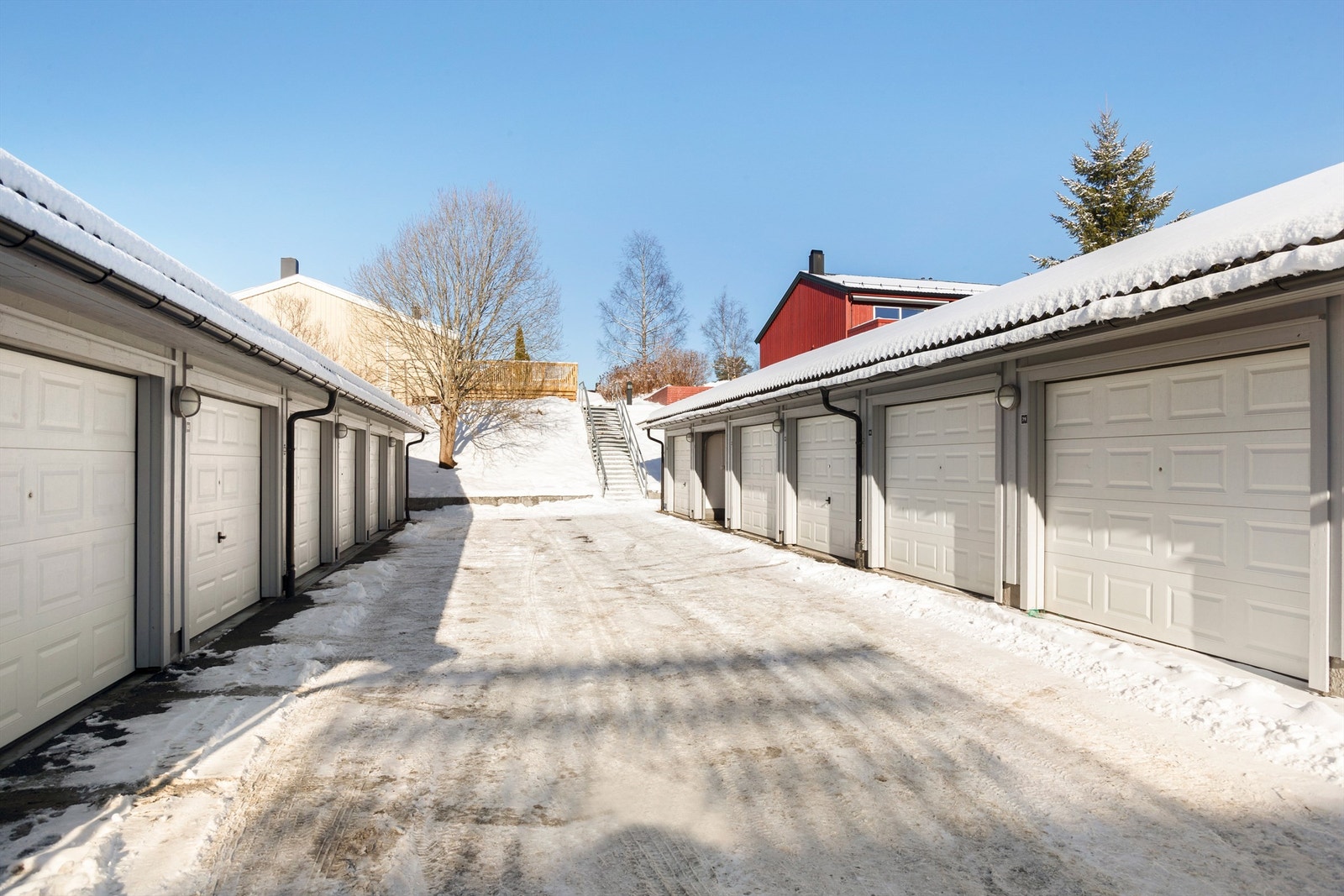 Garasjeplass i nyere garasjerekke Galleribilde