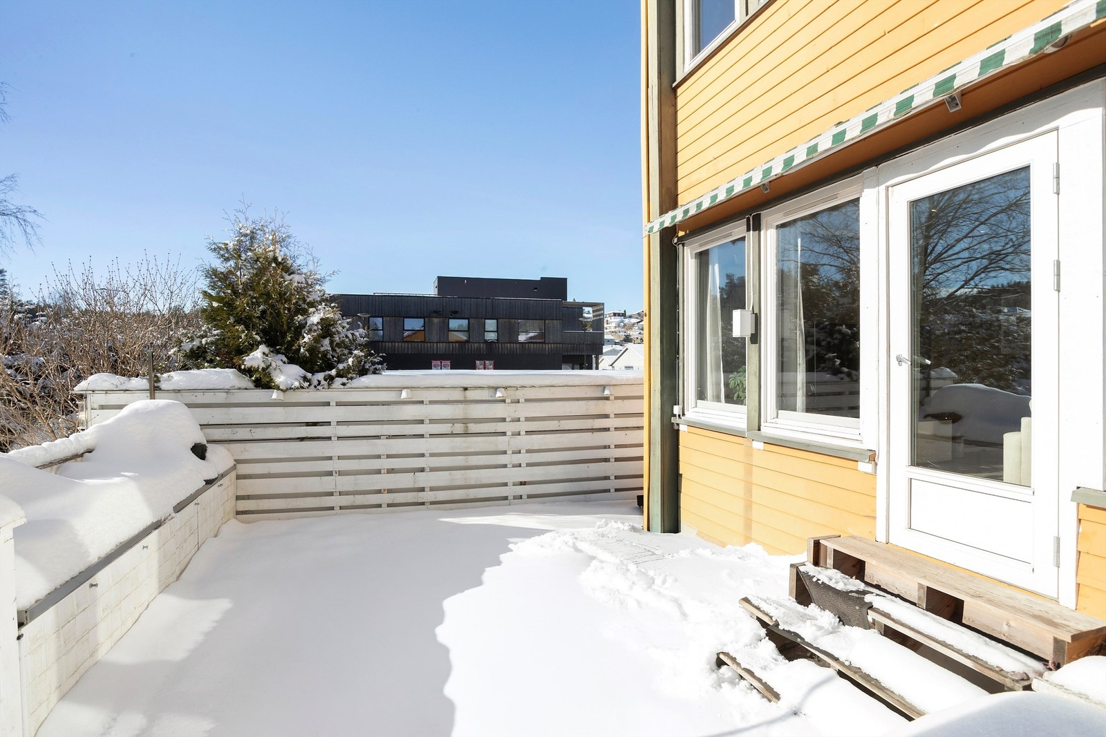 Fra stuen er det utgang til terrasse på ca. 31 kvm. Galleribilde