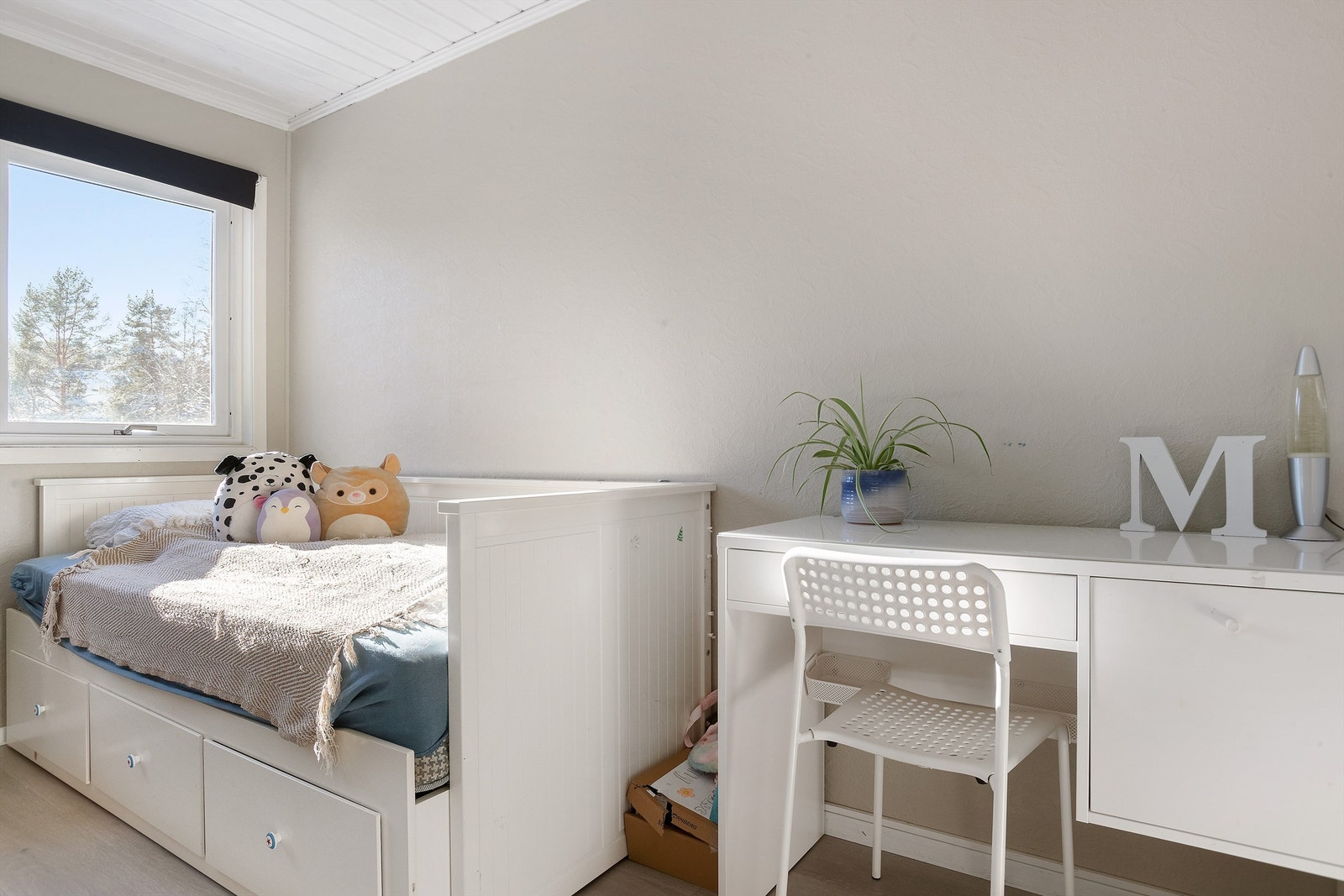 Soverommene kan innredes med seng, nattbord og skrivepult Galleribilde