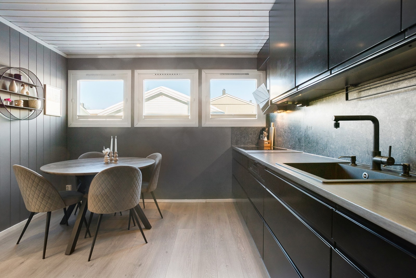 I benkeplaten er det oppvaskkum i slitesterk kompositt Galleribilde