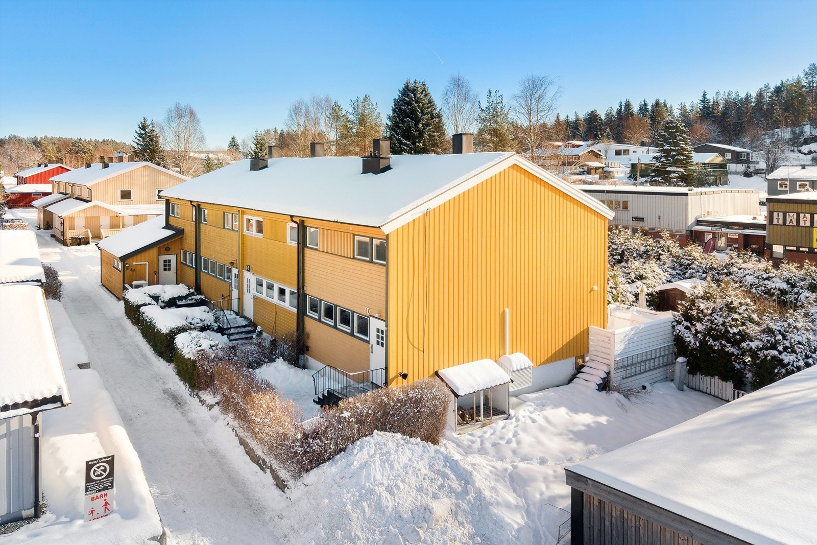 Rekkehuset ligger i et rolig og barnevennlig boligområde ved inngangen til Sørmarka, på Siggerud Galleribilde