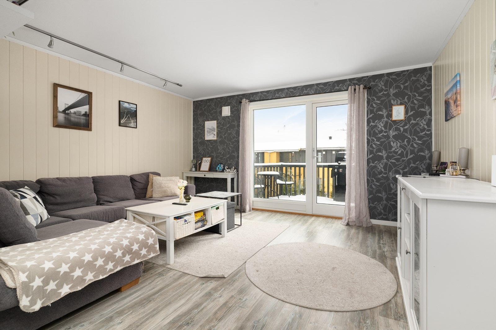 Stuen er lys og fin med god plass for sofa og mediemøblement. Galleribilde