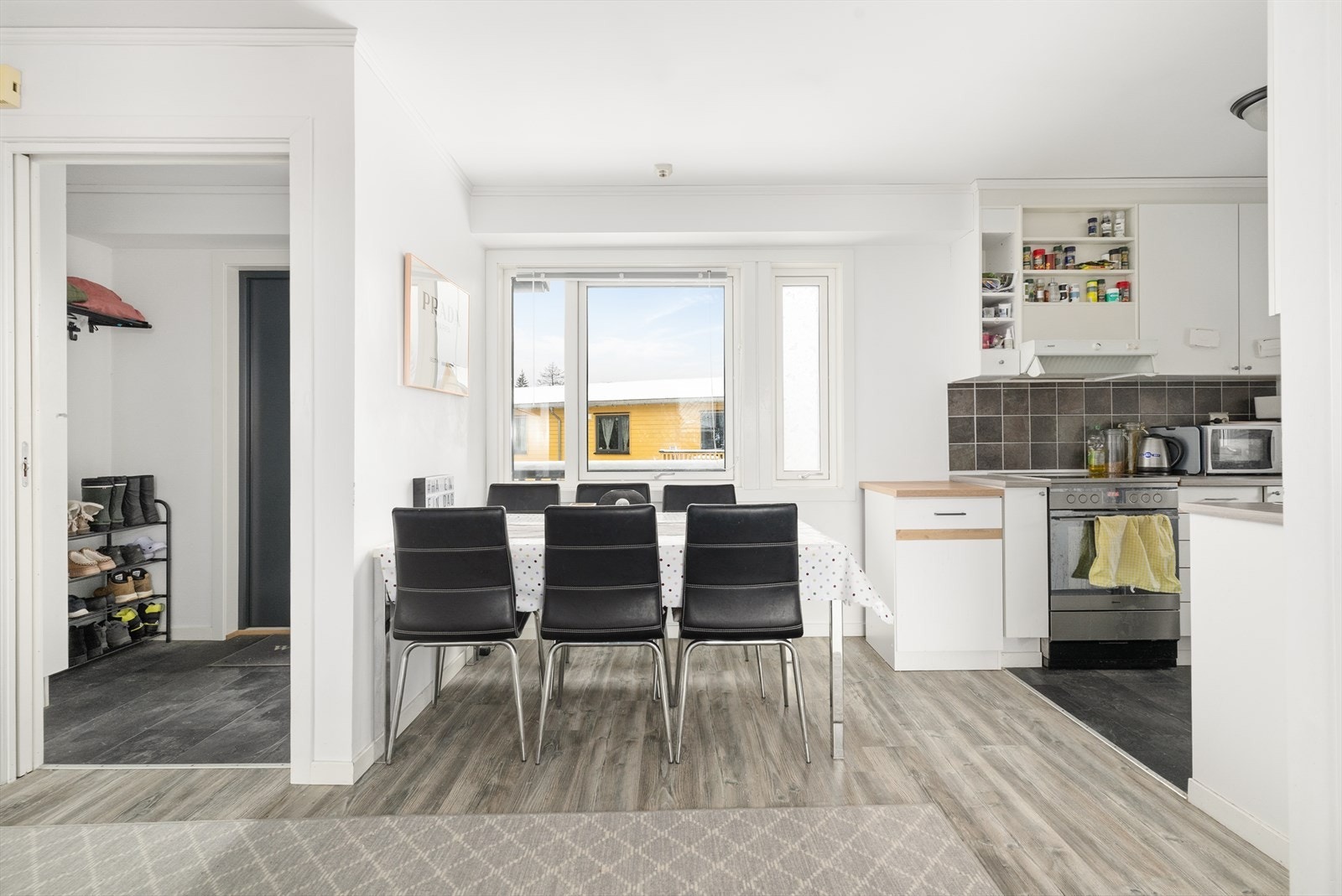 Leiligheten ligger fint til i 2. etasje med solrik uteplass. Boligen har fastpris (er prisregulert), og klausulert for deg under 30 år. Galleribilde