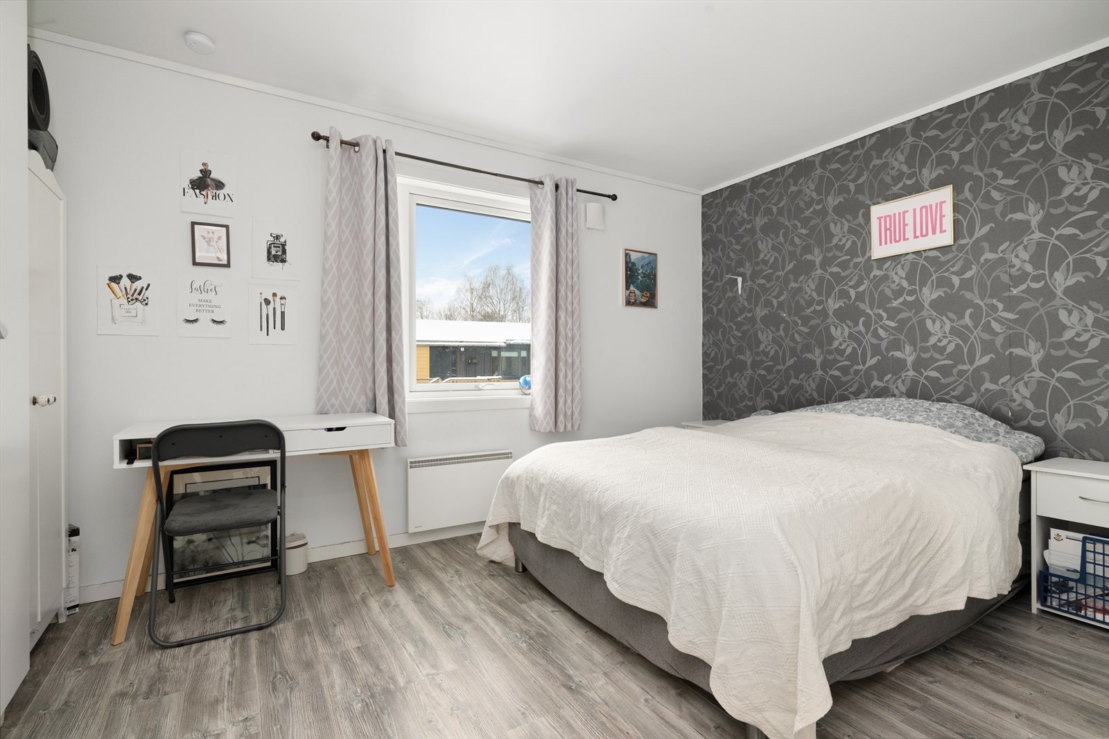 Soverommet er av god størrelse med god plass til dobbeltseng. Galleribilde