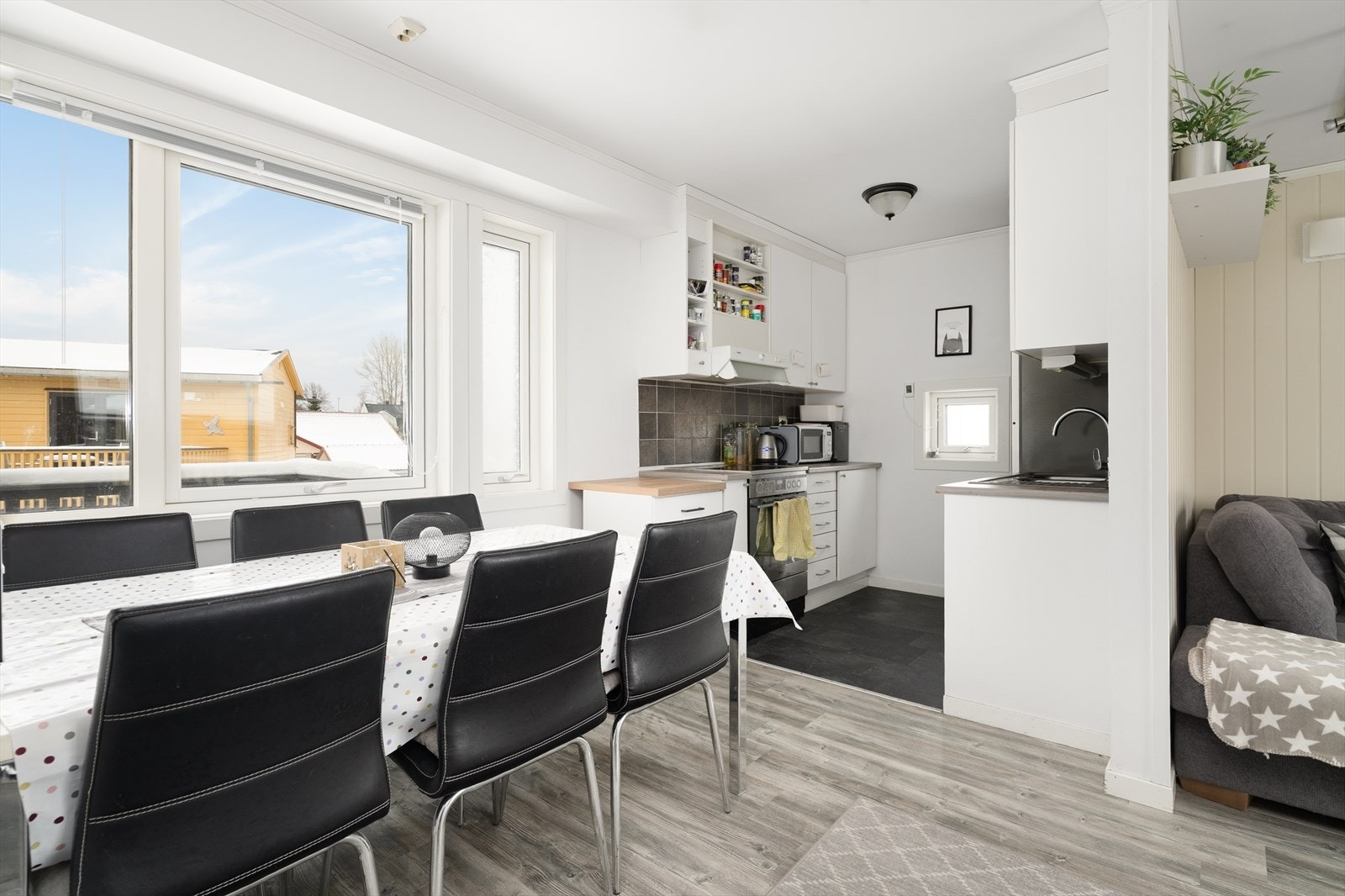 Spiseplassen ligger i naturlig tilknytning til kjøkkenet. Galleribilde