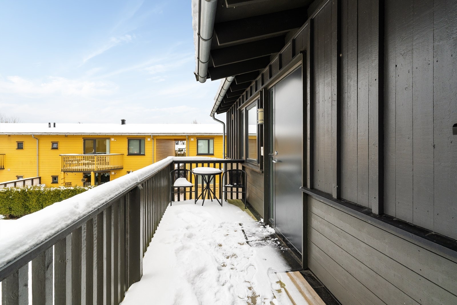 Leiligheten har veranda i tilknytning til inngangsparti på ca. 8 kvm. Galleribilde