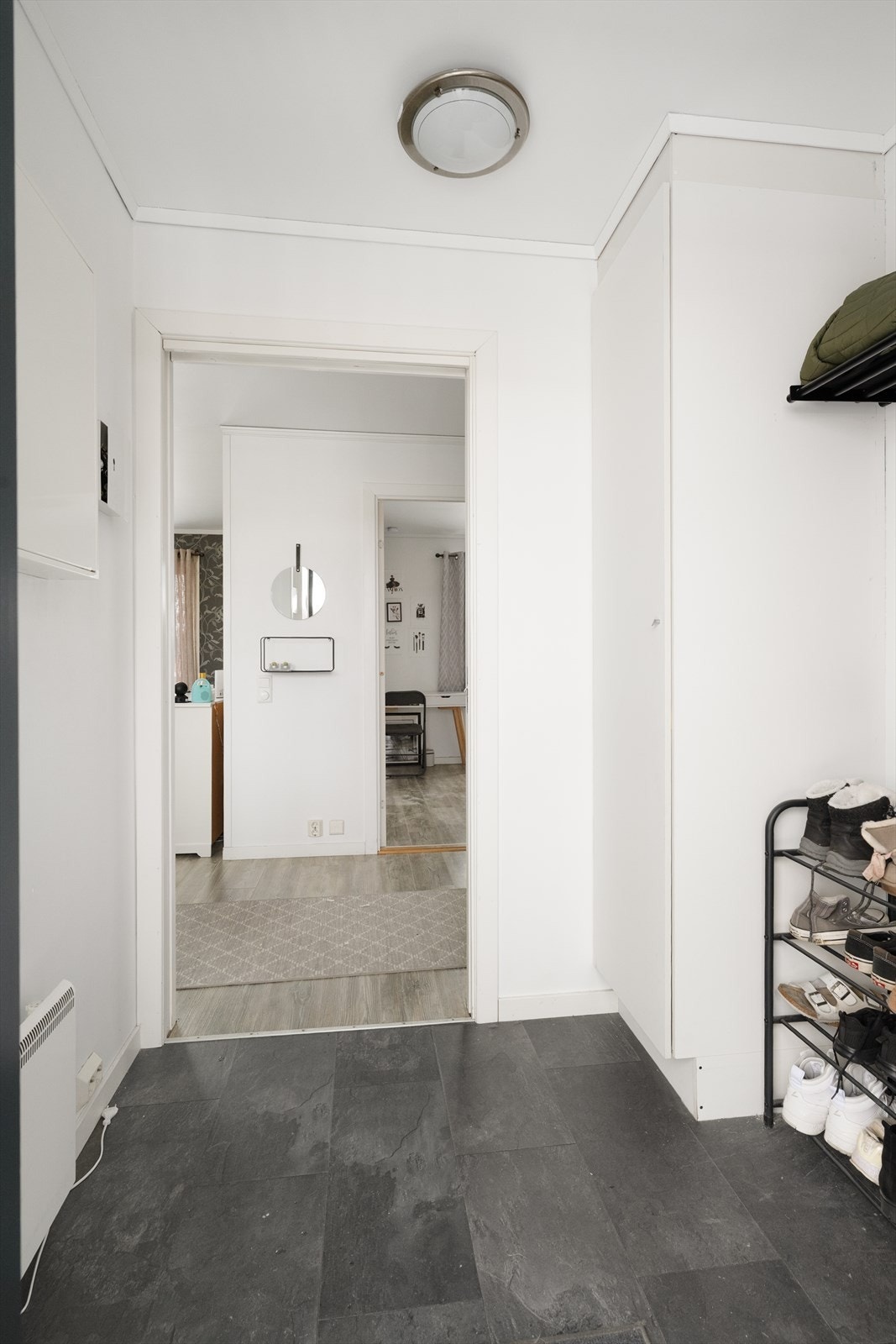Hyggelig entre som ønsker velkommen inn, hvor det er plass til sko og yttertøy. I tillegg er det plassbygget skap med oppbevaringsplass. Galleribilde