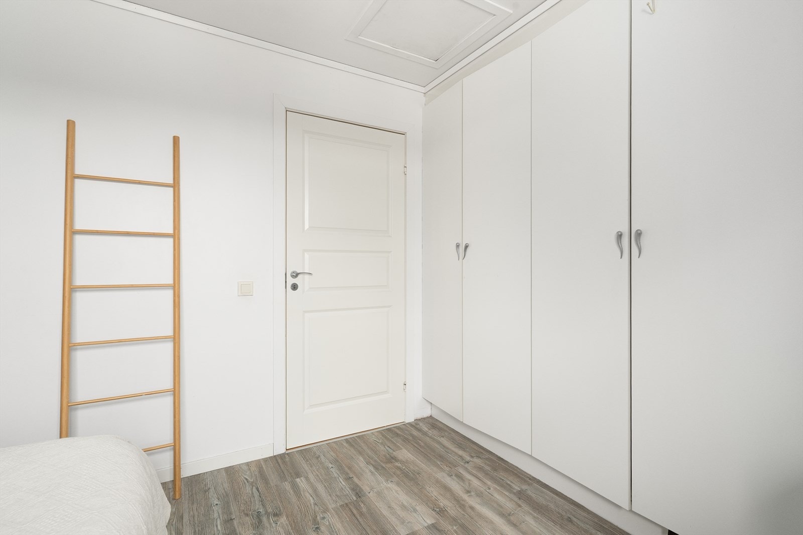 Soverommet har romslig garderobeskap for klesbeholdningen. Galleribilde