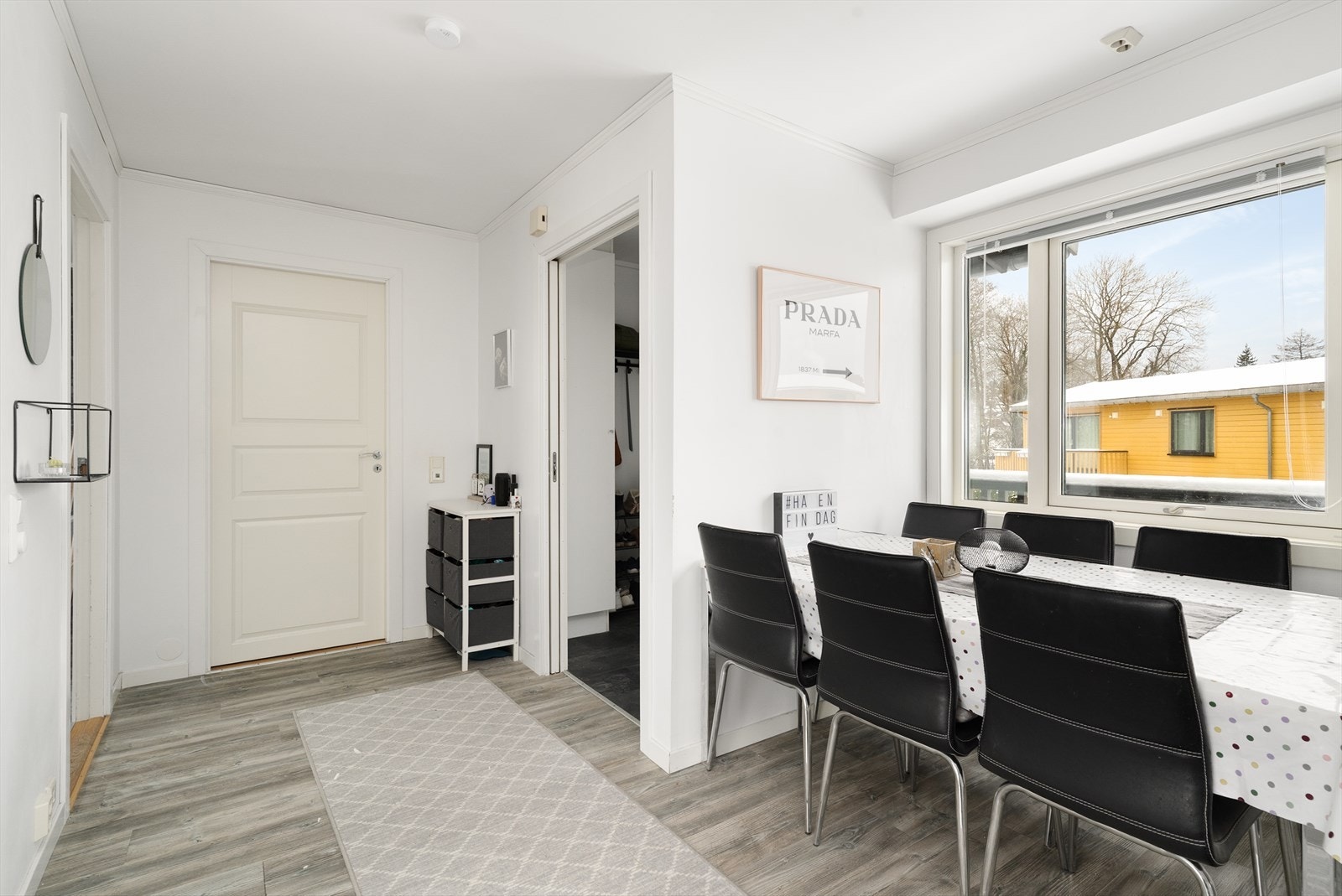 Overflater i leiligheten består hovedsakelig av laminat på gulv, tapet og malte plater på vegger og malte slette flater i tak. Galleribilde