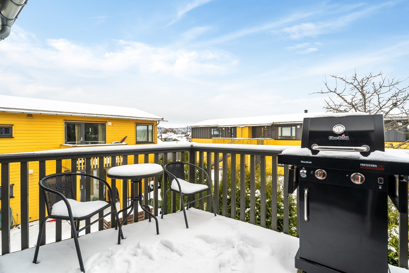 Fra stuen er det utgang til en deilig veranda på 6 kvm, med plass til utemøbler. Galleribilde