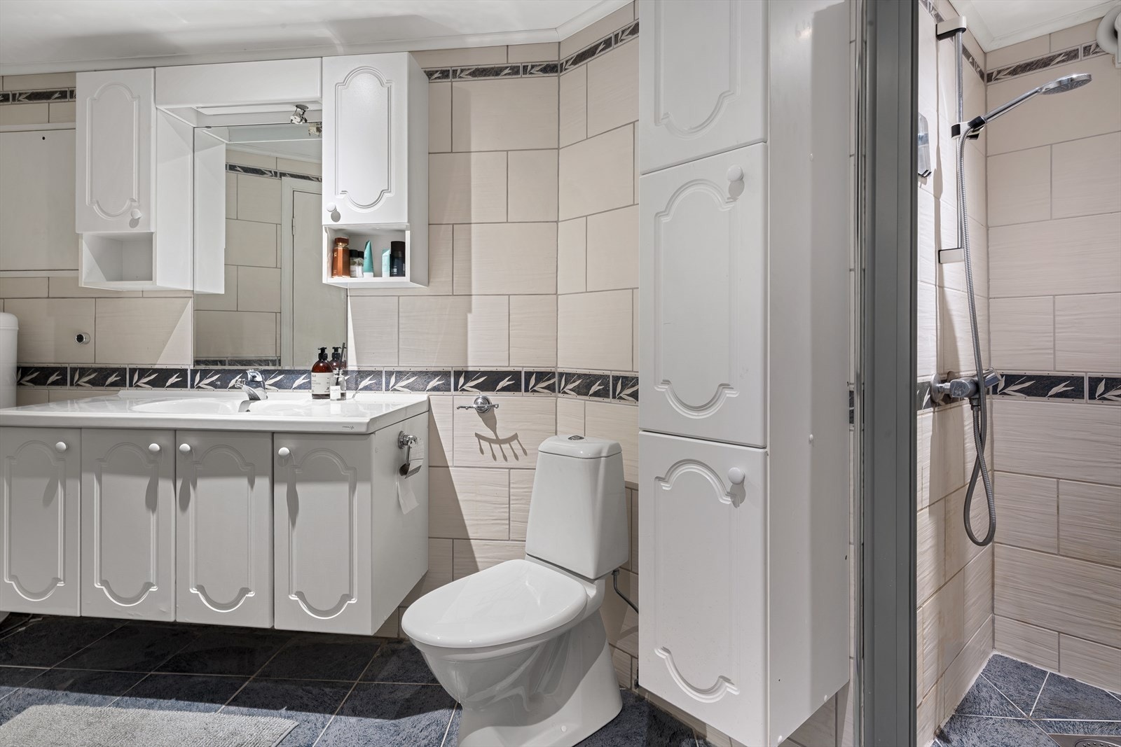 Helfliset bad med behagelig varme i gulv. Galleribilde