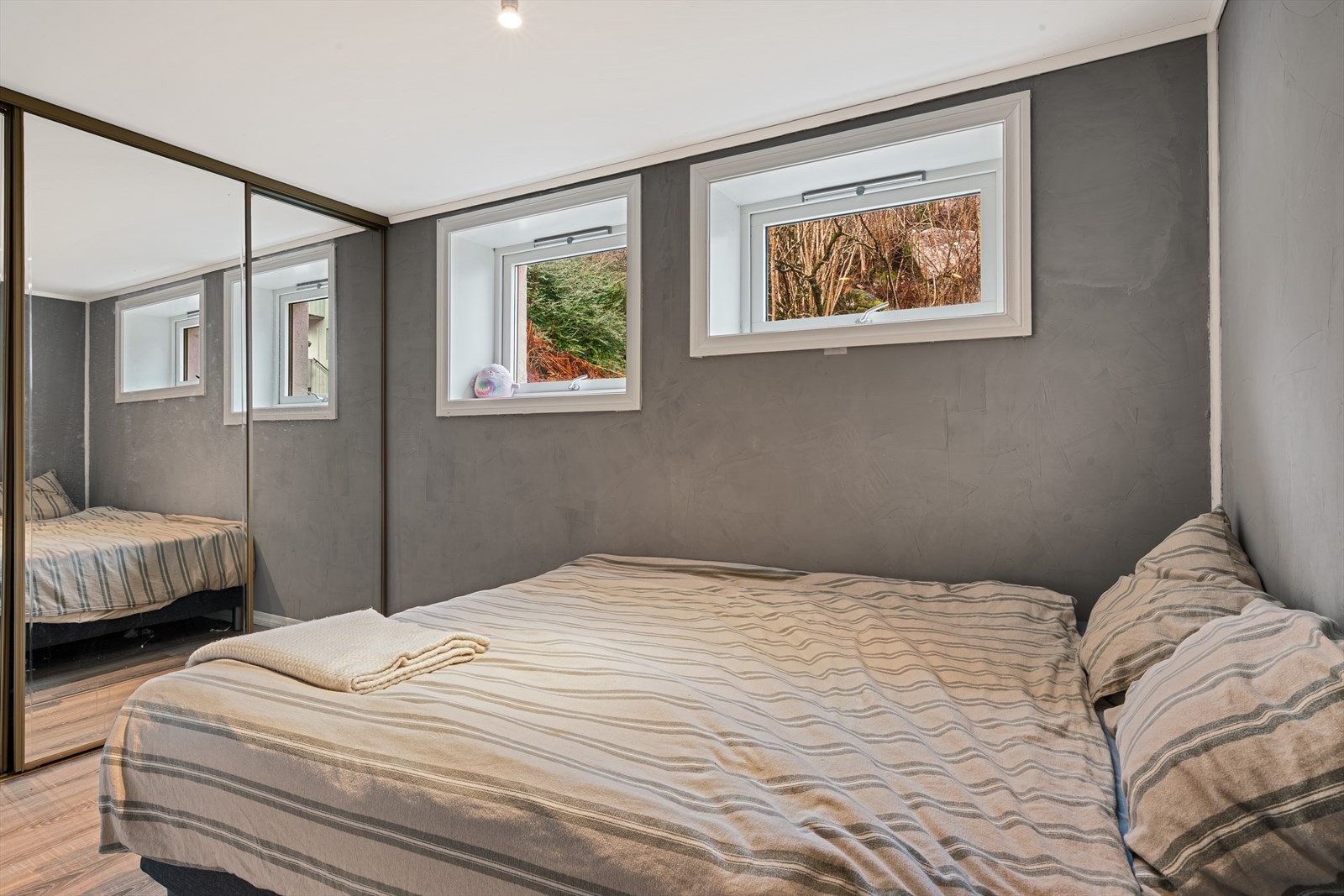 Romslig soverom på 8,5 kvm med gode oppbevaringsmuligheter i praktisk skyvedørsgarderobe. Galleribilde